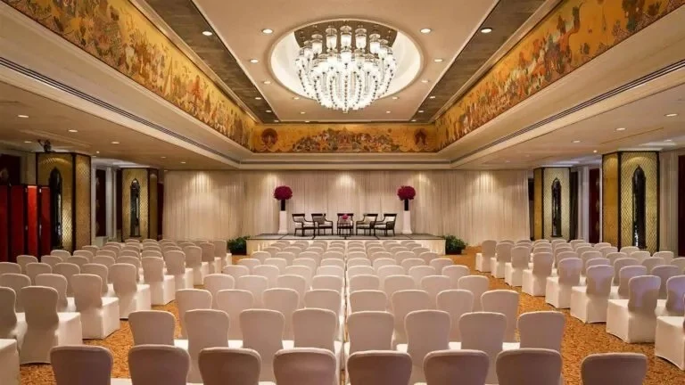 Phòng ngủ màu trắng tinh khiết cao cấp